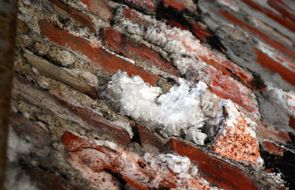 Tonnevis med salt ble benyttet i celluloseproduksjonen på Klevfos. De finner i dag veien inn i murverk og sørger for sterk forvuitring av anlegget.