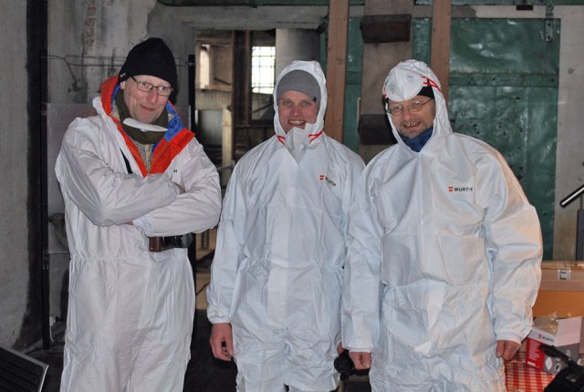 Klevfos er et stort industrianlegg, der noen stder er nokså støvete. Da er det nødvendig med sikkerhetsutstyr. Her er Fabrica med (f.v.) Morten, Vegard og Per. Foto: Morten W. Hjarnø, Anno Museum