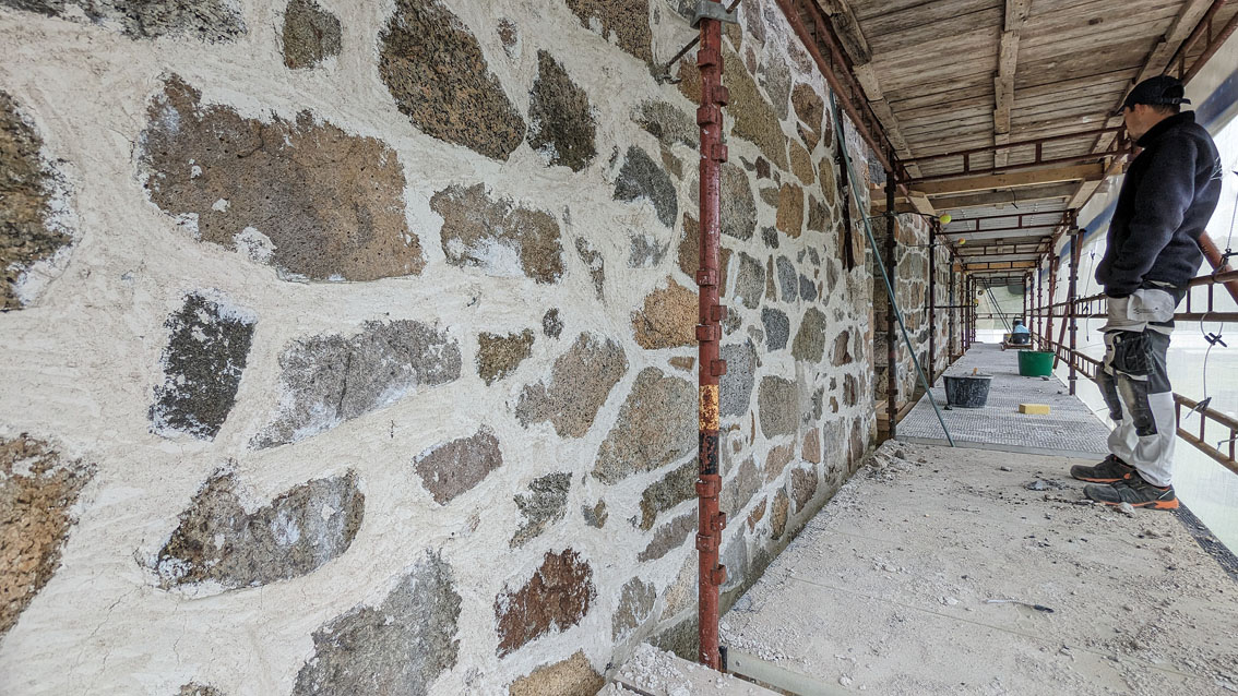 Hedrum kirke i Vesfold. Restaureres med Brevikkalk brent i Tvedestrand. Utførende: Murmester Mannhart. Byggherre: Larvik kirkelige fellesråd. Rådgiver: Fabrica