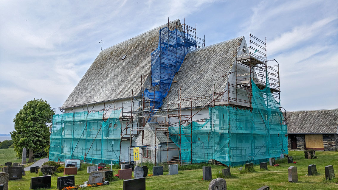 Hesby kirke i Rogaland. Restaureres med Mosterkalk brent i Mosterhamn. Utførende: Murmester Meling. Byggherre: Stavanger kommune/Stavanger kirkelige fellesråd. Rådgiver: Fabrica