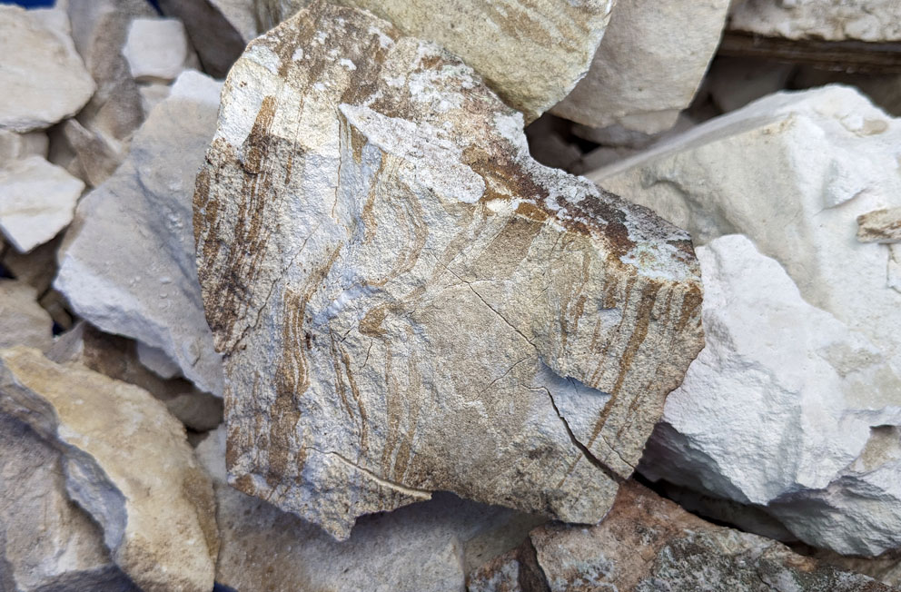 På Sakshaug kirke i Trøndelag drives et kombinert restaureringsprosjekt og murerkurs, der det bl.a. brukes tradisjonsbrent Straumenkalk (på bildet), brent av Murmester Hagen. Byggherre er Fortidsminneforeningen, utførende er Bakken & Magnussen og Murmester Hagen, kursansvarlig er Fabrica.
