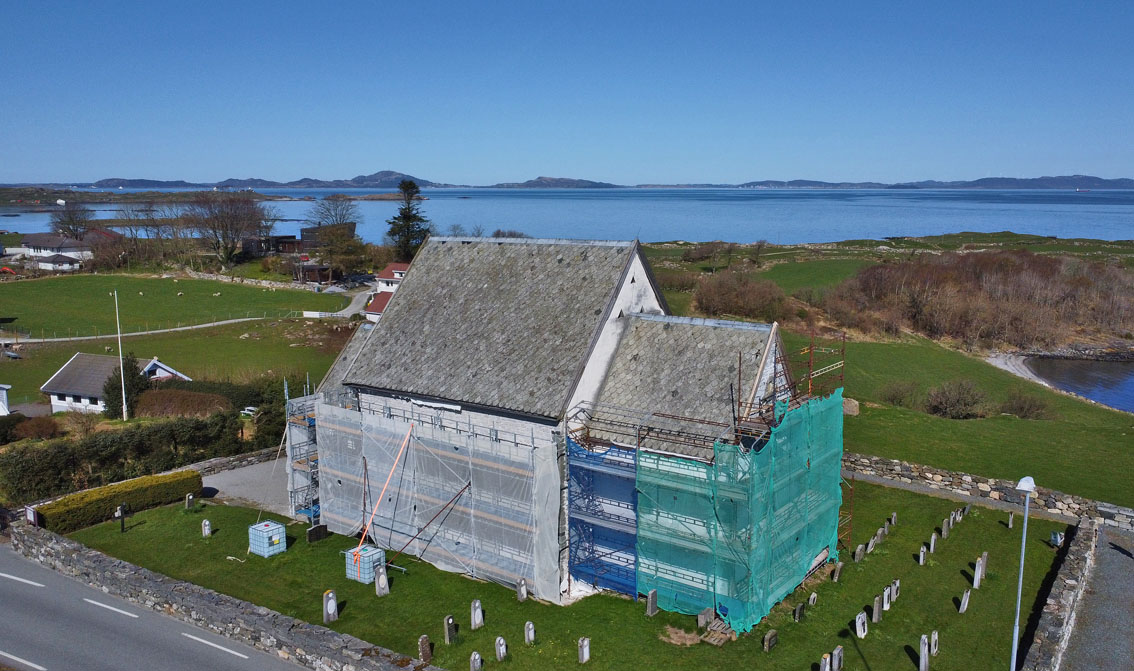 Sørbø kirke i Rogaland. Restaureres med Mosterkalk. Utførende: Murmester Meling. Byggherre: Stavanger kommune/Stavanger kirkelige fellesråd. Rådgiver: Fabrica