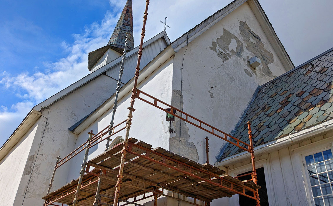 På Ulnes jobber vi med et forprosjekt for å etablere kunnskap for kommende restaurering. Oppdragsgiver er Nord-Aurdal kyrkjelege fellesråd